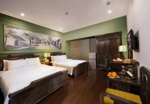 Posteľ alebo postele v izbe v ubytovaní Hanoi Sena Hotel & Travel - Former Symphony Hanoi Hotel