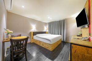 26 HOTEL的电视和/或娱乐中心