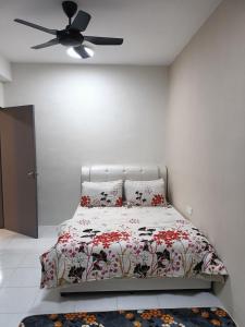 a bedroom with a bed and a ceiling fan at Alyaleesya Emerald avenue 4 Brinchang for muslim in Brinchang