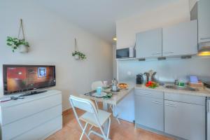 A kitchen or kitchenette at Apartments Gelsomino, Orchidea and Magnolia
