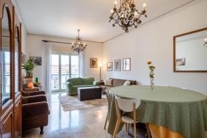 A seating area at Apartment Helios