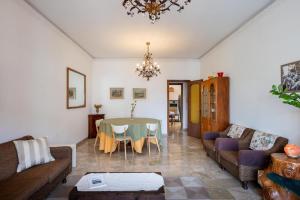 A seating area at Apartment Helios