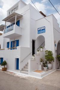 ein weißes Gebäude mit einer Treppe davor in der Unterkunft Antonia Studios in Naxos Chora