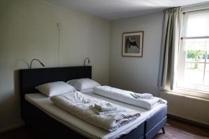 łóżko z dwoma poduszkami w sypialni w obiekcie Vakantieboerderij 'Op den Pötter' w mieście Lievelde