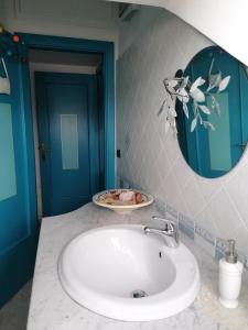 A bathroom at Coros