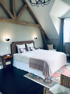 a bedroom with a large bed in a attic at Orpheus Lodge in Giverny