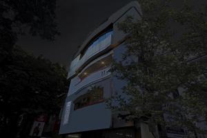 un edificio con una ventana en el lateral. en OYO Townhouse 1090 G SILVER HOTELS NEAR US BIOMETRIC en Chennai