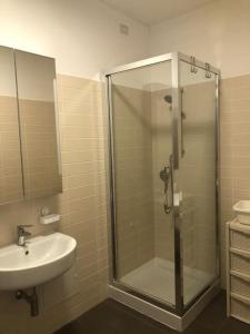 W łazience znajduje się prysznic i umywalka. w obiekcie Panoramic Sport Apartment: vista golfo di Cagliari w Cagliari
