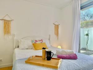 uma bandeja em cima de uma cama num quarto em Casa bamboo em Porto Santo