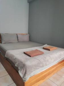 Una cama con dos toallas encima. en Soi 5 Apartment, en Pattaya central