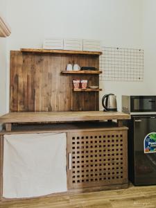 - une cuisine avec un comptoir en bois et un four micro-ondes dans l'établissement Laca homestay, à Gia Nghĩa