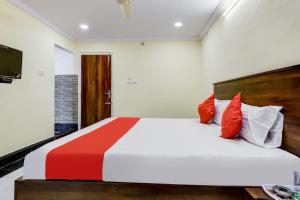 Giường trong phòng chung tại Collection O Hotel Srinivasa Residency