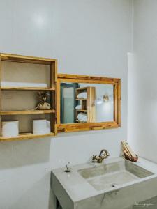 uma casa de banho com um lavatório e um espelho em Laca homestay em Gia Nghĩa