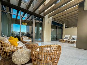 Posezení v ubytování HiGuests - Luxury Living With Huge Terrace in Creek Harbour