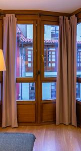 利亞內斯的住宿－Apartamentos Camparina，一间设有两个大玻璃门和窗户的房间