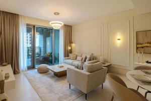 Posezení v ubytování HiGuests - Luxury Living With Huge Terrace in Creek Harbour
