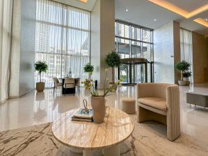 Posezení v ubytování HiGuests - Luxury Living With Huge Terrace in Creek Harbour