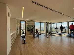 Fitness centrum a/nebo fitness zařízení v ubytování HiGuests - Luxury Living With Huge Terrace in Creek Harbour
