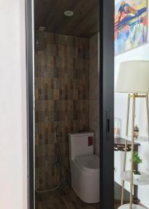 baño con aseo blanco en una habitación en Liwa-Liw Beach Villas & Dome Glamping en San Felipe