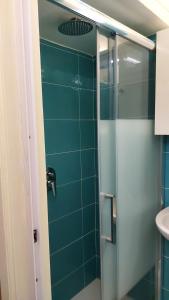 ナポリにあるcaravita, 14のバスルーム(青いタイル張りのシャワー付)