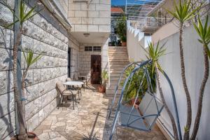 a courtyard in a house with palm trees at Guesthouse Victoria II in Dubrovnik