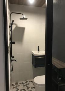 łazienka z toaletą i umywalką w obiekcie Liwa-Liw Beach Villas & Dome Glamping w mieście San Felipe