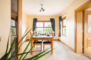 comedor con mesa de madera y sillas en Bin Mountain Self Catering en Castlederg