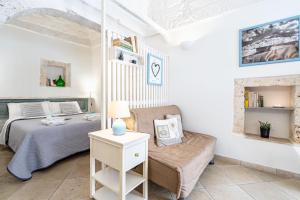 Una cama o camas en una habitación de Vico di Ostuni Apartments by Rentbeat