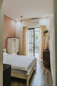 ein Schlafzimmer mit einem Bett und einem großen Fenster in der Unterkunft Laca homestay in Gia Nghĩa