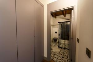 een hal met een deur naar een badkamer met een toilet bij Doğanın İçinde Lüks Bir Villa in Çakırlar