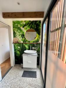 Ένα μπάνιο στο Luxury Houseboat Liberdade with sauna and dinghy