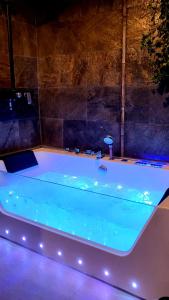 bañera grande con grifo en una habitación en Apartament Rykowisko en Zakopane