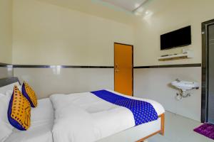 戈尔哈布尔SPOT ON Indirasagar Executive的带床和水槽的卧室