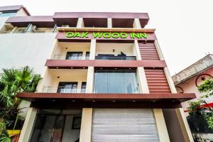 un edificio con un letrero que lee la posada de madera de roble en Oak Wood Inn, en Rājpur