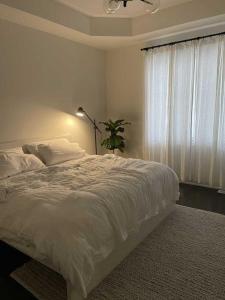 Cama o camas de una habitación en POP Home Kanha Residency