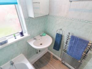 ein kleines Badezimmer mit Waschbecken und Toilette in der Unterkunft Sea View Cottage in South Shields + 37 Fotos