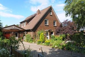 une maison en briques brunes avec un toit dans l'établissement Janssen Ferienwohnungen, à Leybuchtpolder