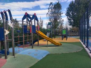 un parque infantil con tobogán en MOBIL HOME LE LOZERIEN en Valras-Plage