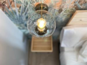 uma lâmpada de vidro com uma vela num quarto em Skyline - Loft with private terrace and breathtaking views! em Cádiz