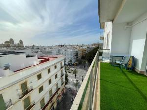 uma vista da cidade a partir da varanda de um edifício em Skyline - Loft with private terrace and breathtaking views! em Cádiz