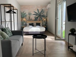 uma sala de estar com uma cama e um sofá em Skyline - Loft with private terrace and breathtaking views! em Cádiz
