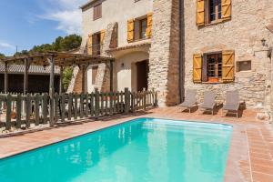 a swimming pool in front of a house at El Cup in San Martín de Tous