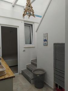 una camera con scale e una porta con finestra di La Domaggera a Maruggio