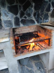 un horno de ladrillo con un fuego dentro de él en Cal Espardanyer, en Girona