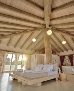 Cama grande en habitación con techo de madera en villa Armonia -Pitsidia, Matala, Kalamaki, en Pitsidia