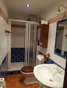 y baño con aseo y lavamanos. en Cal Espardanyer, en Girona