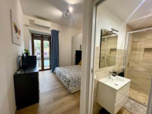 uma casa de banho com uma cama, um lavatório e um espelho. em ZAMA HOME em Roma