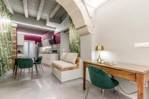 A kitchen or kitchenette at Ortigia's Queen