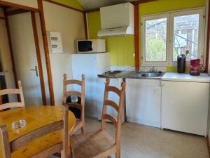 Kuchnia lub aneks kuchenny w obiekcie Camping Onlycamp Les Deux Rives