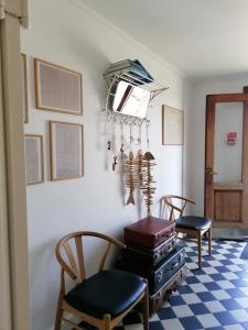 MarstalにあるFemmasteren Hotel & Hostelの椅子2脚とテーブル1台(荷物付)が備わる客室です。